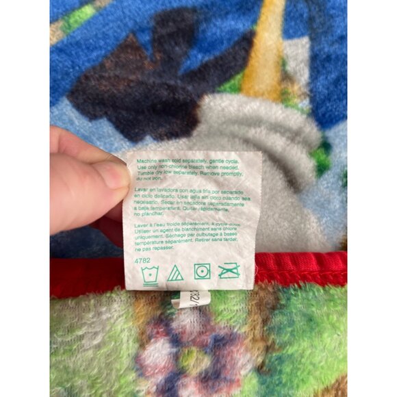 Sonic the Hedgehog red trimmed throw blanket with characters - Picture 5 of 7